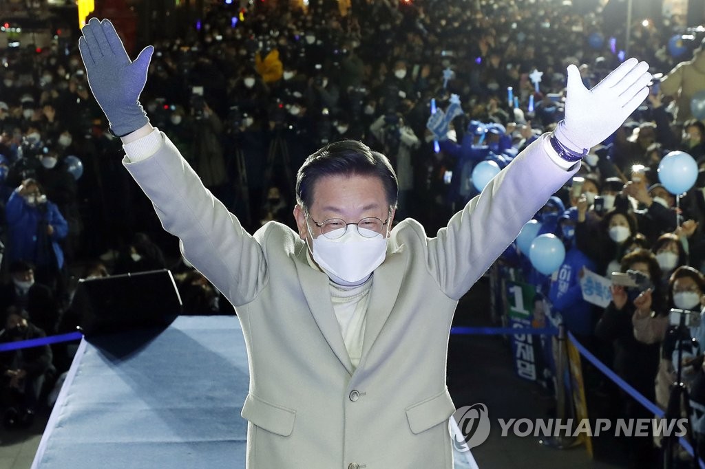 Lee Jae-myung, the presidential candidate of the ruling Democratic Party, reacts to his supporters at a campaign rally in Cheongju, North Chungcheong Province, on Feb. 23, 2022. (Yonhap)