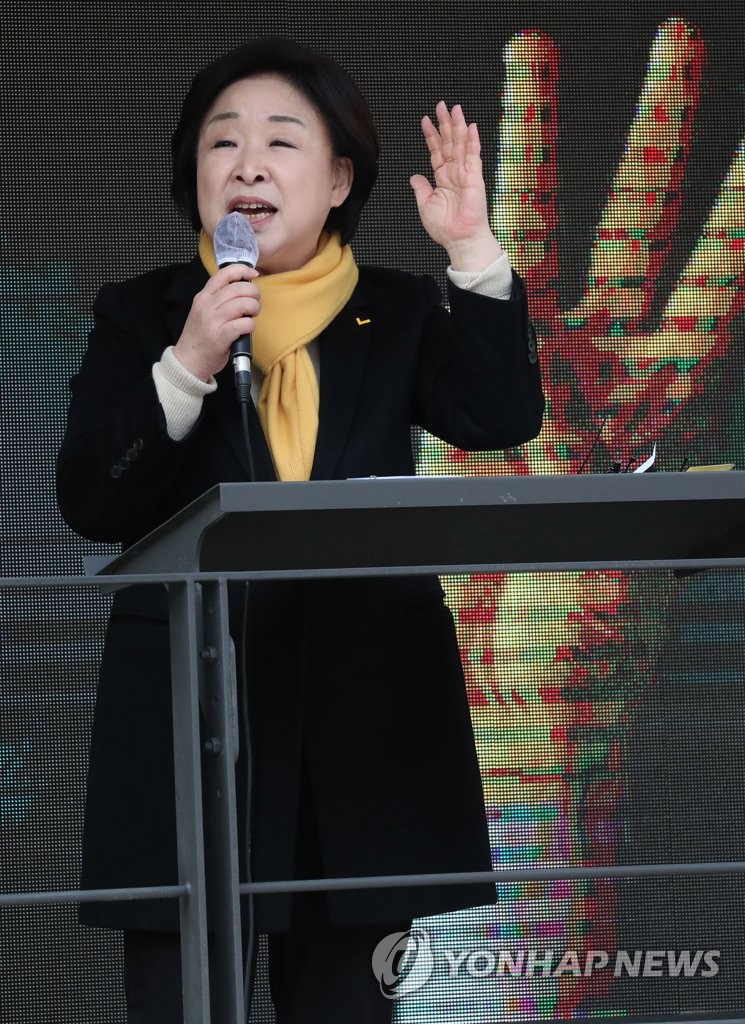 Sim Sang-jeung, the presidential candidate of the minor progressive Justice Party, makes a stump speech during a campaign stop at a traditional market in Gangneung, Gangwon Province, northeastern South Korea, on Feb. 22, 2022, ahead of the March 9 election. (Pool photo) (Yonhap)