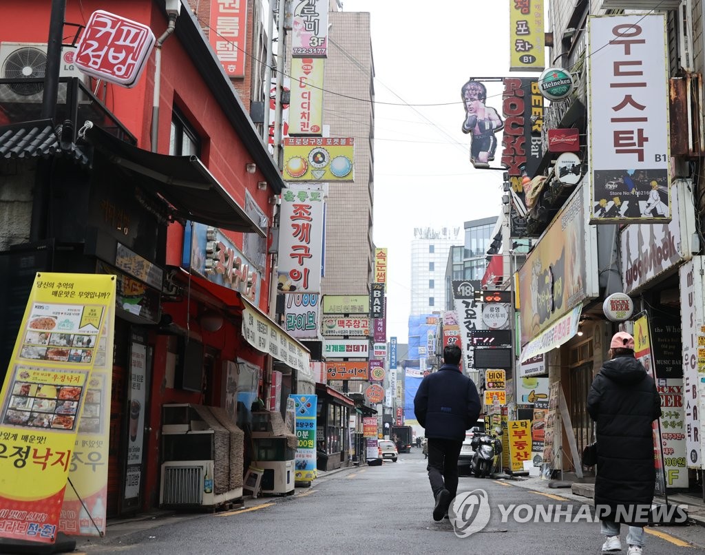 A street in Jongno, one of the busiest districts in Seoul, is mostly empty on March 1, 2022, amid virus woes. (Yonhap)
