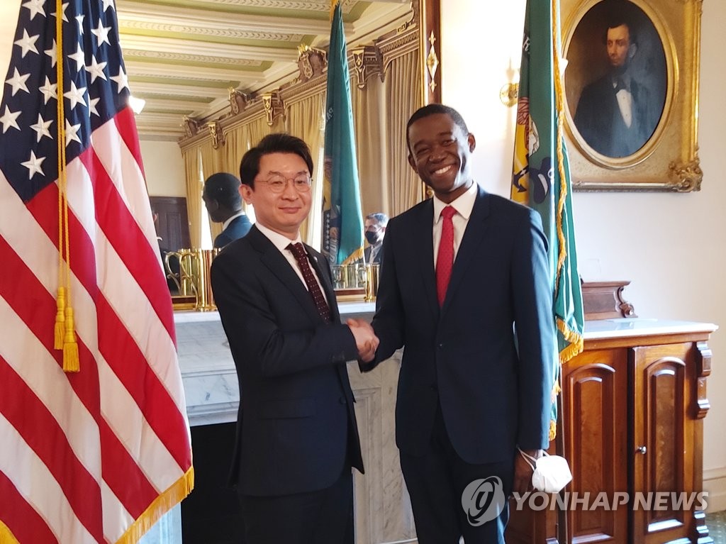This photo, provided by Seoul's finance ministry, shows South Korea's First Vice Finance Minister Lee Eog-weon (L) posing for a photo with his U.S. counterpart, Wally Adeyemo, ahead of their meeting in Washington on Feb. 28, 2022. (PHOTO NOT FOR SALE) (Yonhap)
