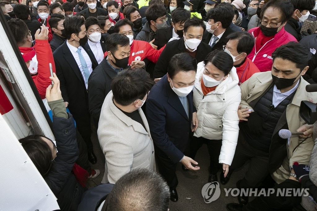 단상으로 향하는 윤석열-안철수