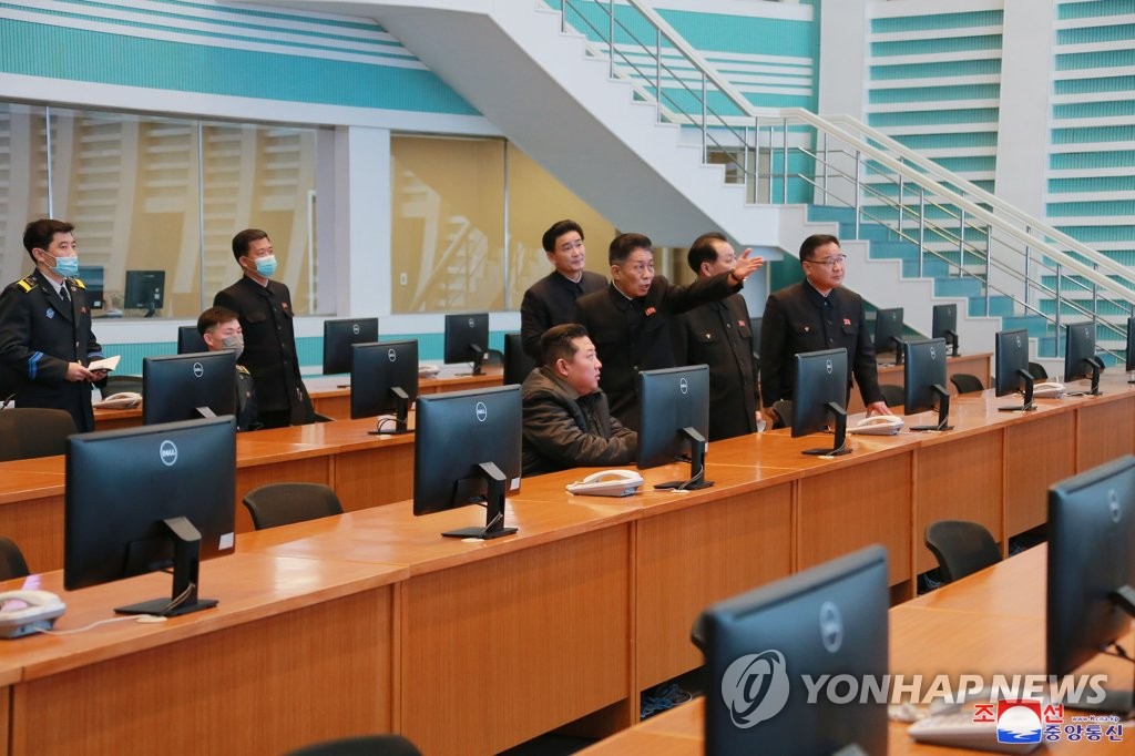 Le dirigeant converse avec des officiels lors d'une visite à l'Administration nationale du développement aérospatial (NADA), a rapporté le jeudi 10 mars 2022 l'Agence centrale de presse nord-coréenne (KCNA). (Utilisation en Corée du Sud uniquement et redistribution interdite)