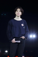 무대에 오른 BTS의 지민