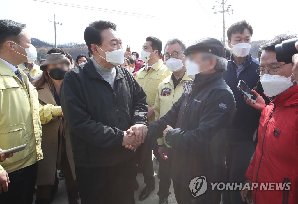 (LEAD) Yoon travels to wildfire-hit region, vows support for recovery