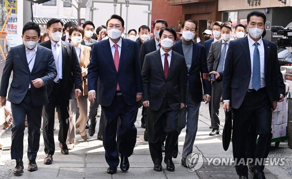 President-elect Yoon Suk-yeol (2nd from L) heads to lunch with members of his transition team near his office in Seoul's Jongno Ward on March 16, 2022. (Pool photo) (Yonhap)