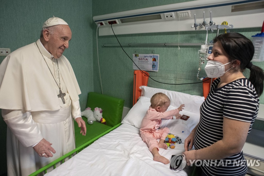 우크라 어린이 입원 병원 방문하는 프란치스코 교황