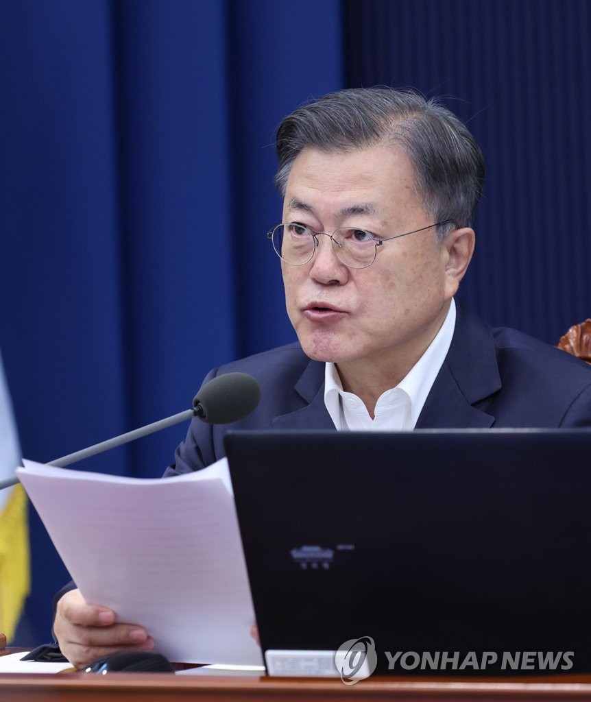 President Moon Jae-in speaks during a virtual Cabinet meeting at the presidential office Cheong Wa Dae in Seoul on March 22, 2022. (Yonhap)