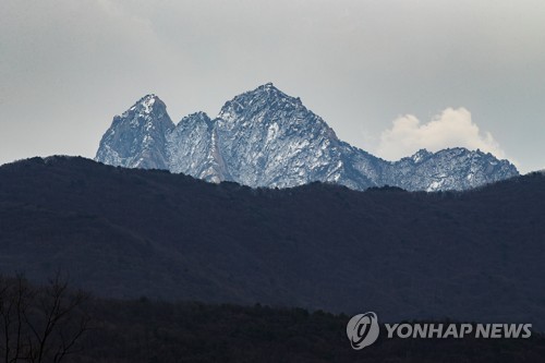 봄과 겨울 사이의 북한산