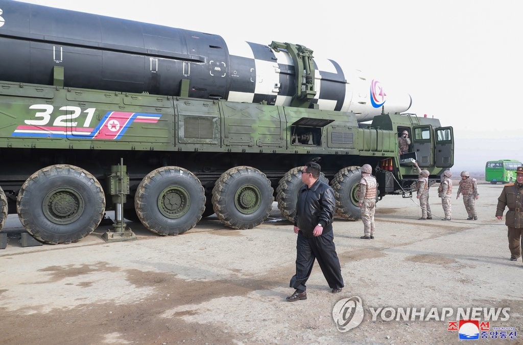 Le dirigeant nord-coréen Kim Jong-un est à l'aéroport international de Sunan à Pyongyang, le jeudi 24 mars 2022, pour inspecter un lancement d'essai d'un nouveau missile balistique intercontinental (ICBM), Hwasong-17, le jeudi 24 mars 2022, a rapporté le lendemain l'Agence centrale de presse nord-coréenne (KCNA). (Utilisation en Corée du Sud uniquement et redistribution interdite)