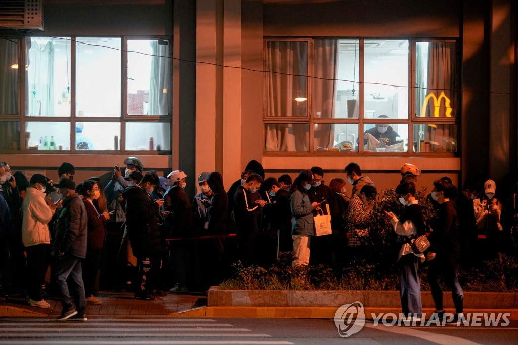 '코로나 봉쇄령' 속 핵산검사 받는 中 상하이 시민들