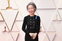 아카데미 시상식에서 포즈 취하는 윤여정