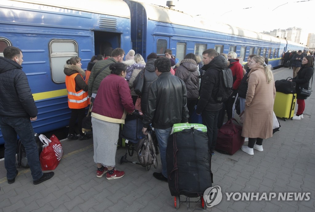 폴란드행 피란 열차 오르는 우크라인들