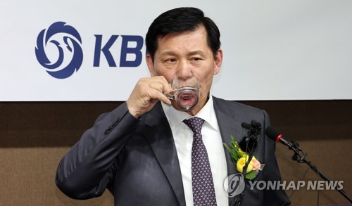 Jung Ho Kang gives up KBO comeback, calls himself a 'burden' on