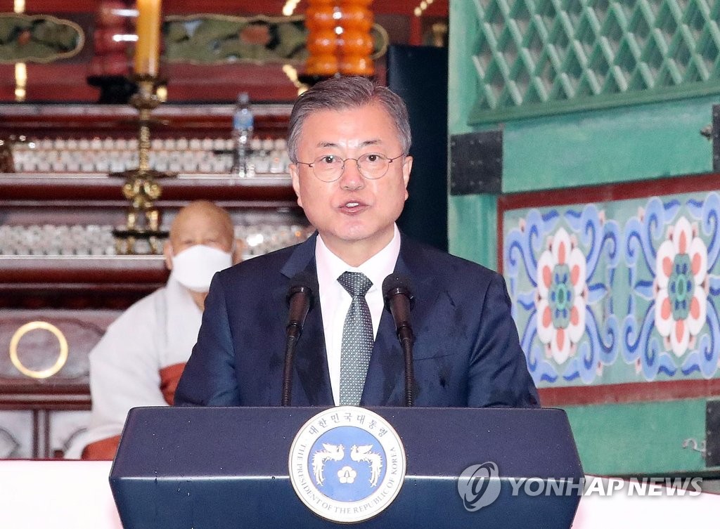 President Moon Jae-in delivers a congratulatory speech during a service to honor the inauguration of Ven. Seongpa as the 15th Supreme Patriarch of the Jogye Order, South Korea's largest Buddhist sect, at Jogye Temple in Seoul on March 30, 2022. (Yonhap)