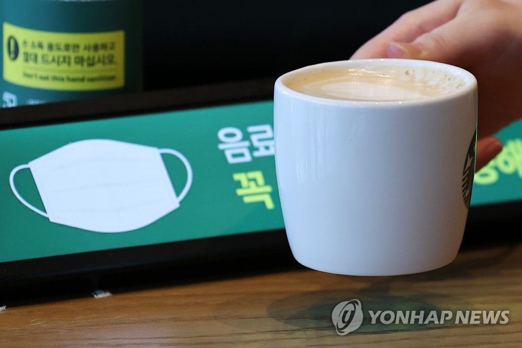 지난 3월 31일 서울 중구의 한 프랜차이즈 커피 매장에서 직원이 머그잔에 주문받은 커피를 준비하고 있다. [연합뉴스 자료사진]