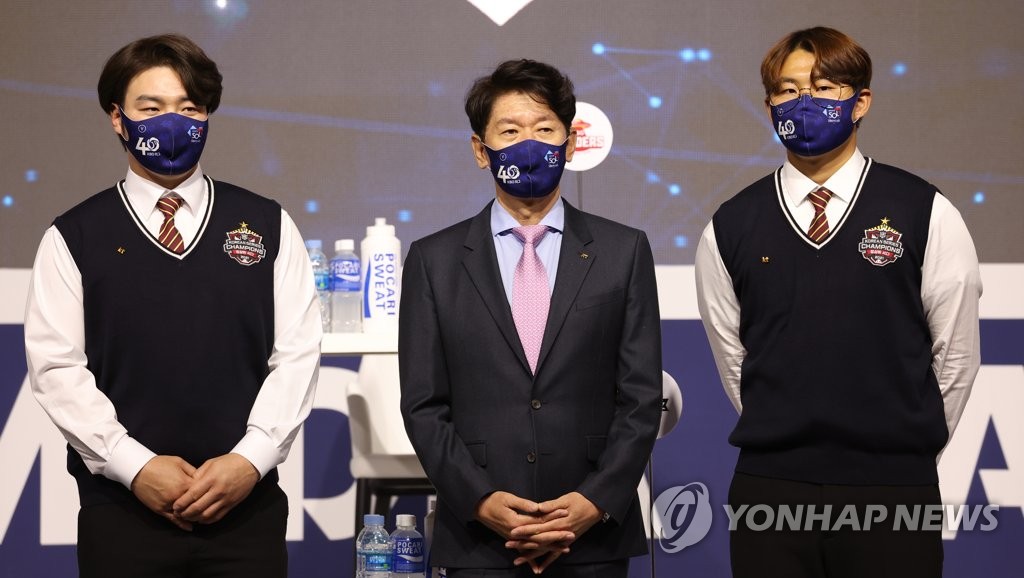 From left: KT Wiz's first baseman Park Byung-ho, manager Lee Kang-chul and pitcher So Hyeong-jun pose for a group photo during the Korea Baseball Organization media day at Grand Hyatt Seoul in Seoul on March 31, 2022. (Yonhap)