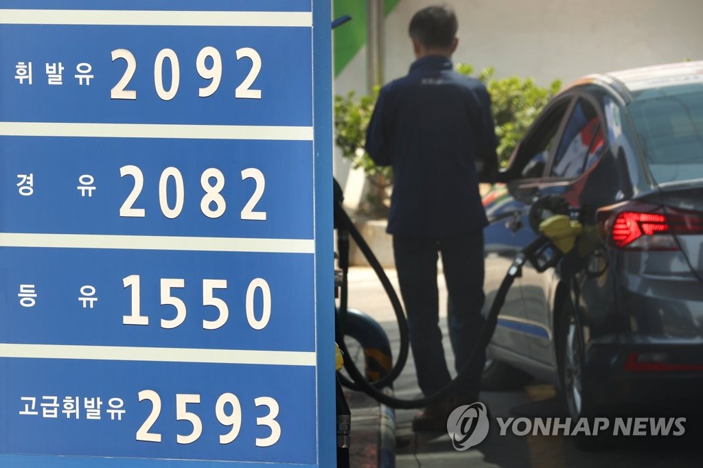 서울 시내 한 주유소에 게시된 경유, 휘발유 가격