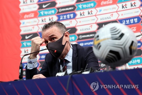 (LEAD) S. Korea coach Bento to prepare for World Cup match vs. native Portugal 'professionally'