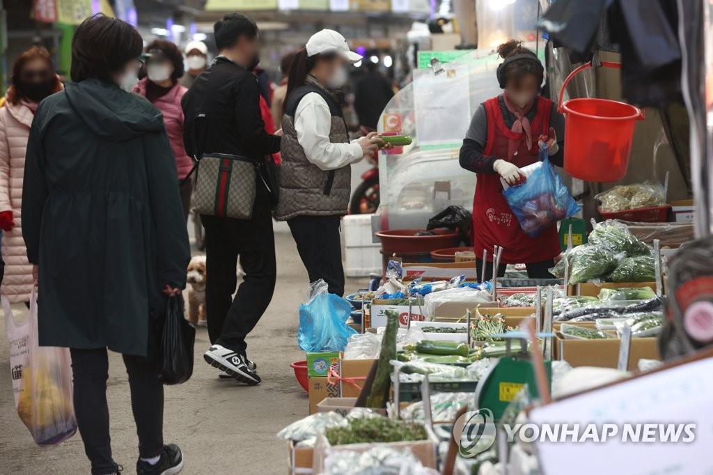 서울의 한 전통시장에서 장을 보는 시민들