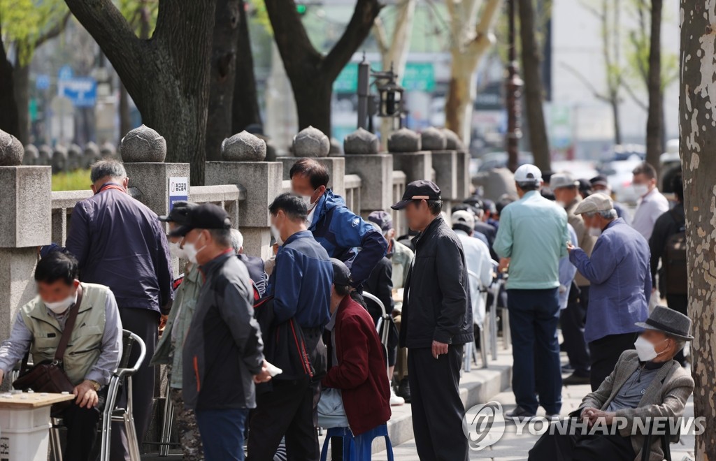 Elderly men are gathered at a public park in central Seoul on April 12, 2022. (Yonhap) 
