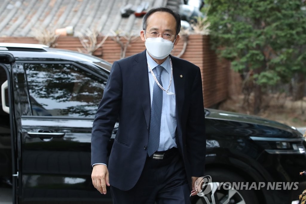 This photo shows Finance Minister nominee Choo Kyung-ho heading to the office of the presidential transition committee in Seoul on April 14, 2022. (Pool photo) (Yonhap)