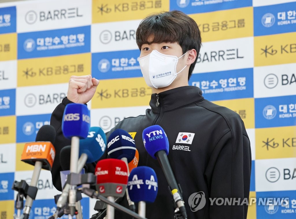 In this file photo from April 20, 2022, South Korean swimmer Hwang Sun-woo poses for photos at Incheon International Airport, west of Seoul, before departing for Australia for training camp. (Yonhap)