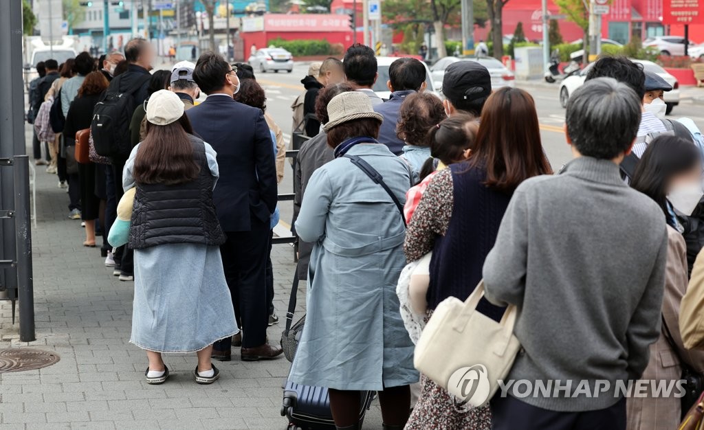 障害者団体によるデモの影響で、ソウル駅のタクシー乗り場には長い列ができた＝２１日、ソウル（聯合ニュース）