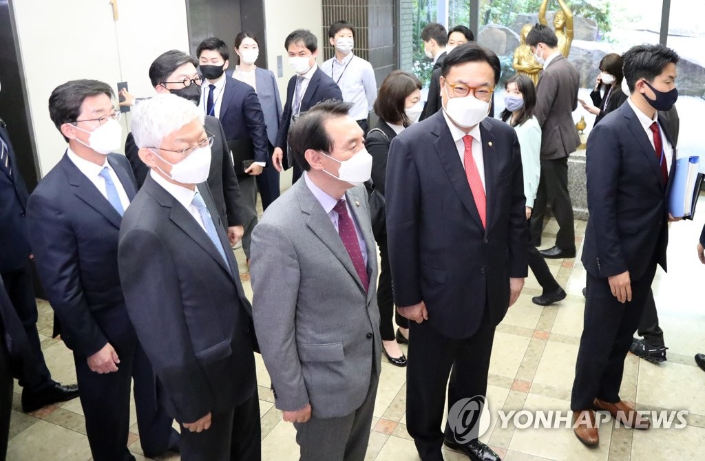 外務省に到着した政策協議代表団＝２５日、東京（聯合ニュース）