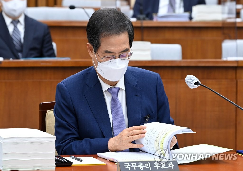 Han Duck-soo, the first prime minister nominee of President-elect Yoon Suk-yeol's incoming government, looks at materials during the second day of his parliamentary confirmation hearing at the National Assembly in Seoul on April 26, 2022. The ruling Democratic Party boycotted the hearing the previous day, citing "insufficient data submission." (Pool photo) (Yonhap)