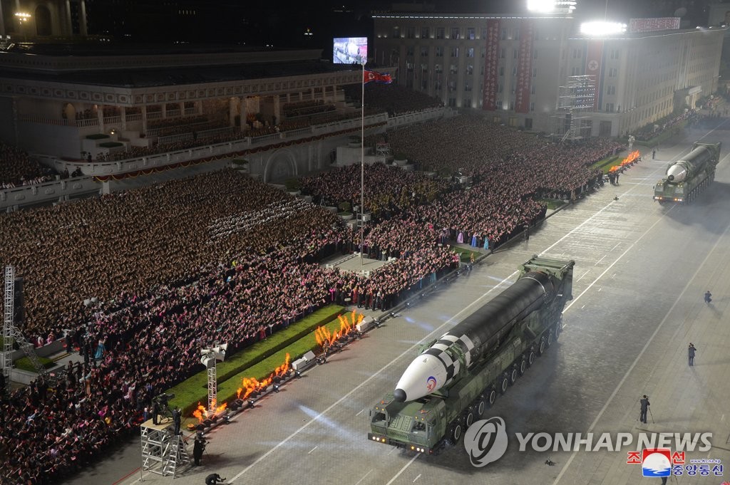 Des missiles balistiques intercontinentaux présumés Hwasong-17 sont présentés au défilé militaire de masse organisé sur la place Kim Il-sung à Pyongyang, le soir du lundi 25 avril 2022, à l'occasion du 90e anniversaire de la fondation de l'Armée révolutionnaire populaire coréenne (ARPC), d'après une annonce de l'Agence centrale de presse nord-coréenne (KCNA). (Utilisation en Corée du Sud uniquement et redistribution interdite)