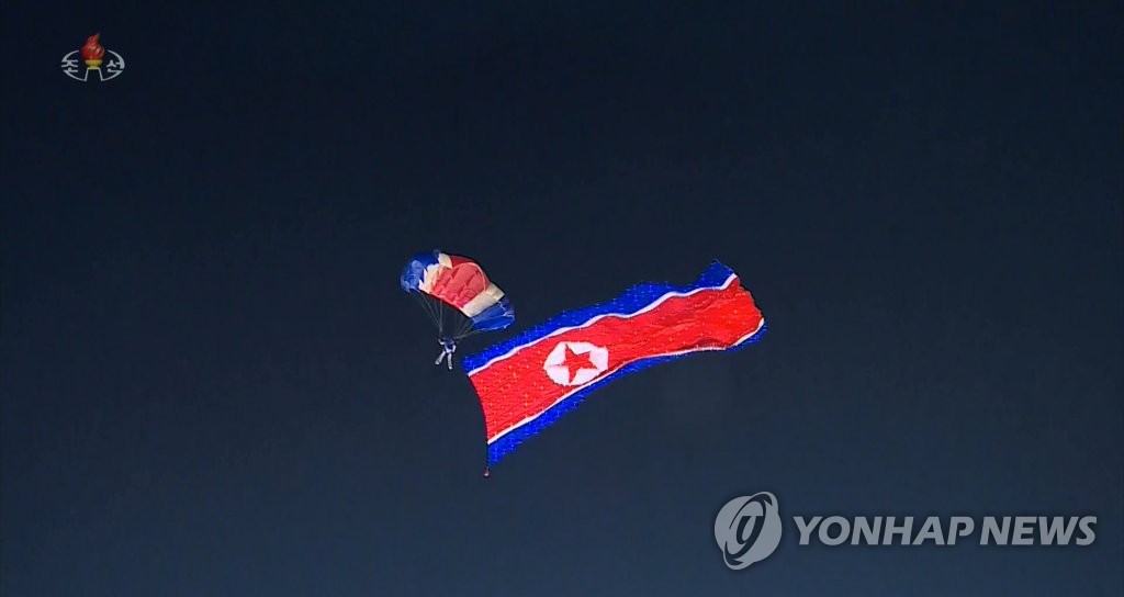 كوريا الشمالية تضفي جوا من البهجة في العرض العسكري الأخير مع القفز بالمظلات والألعاب النارية