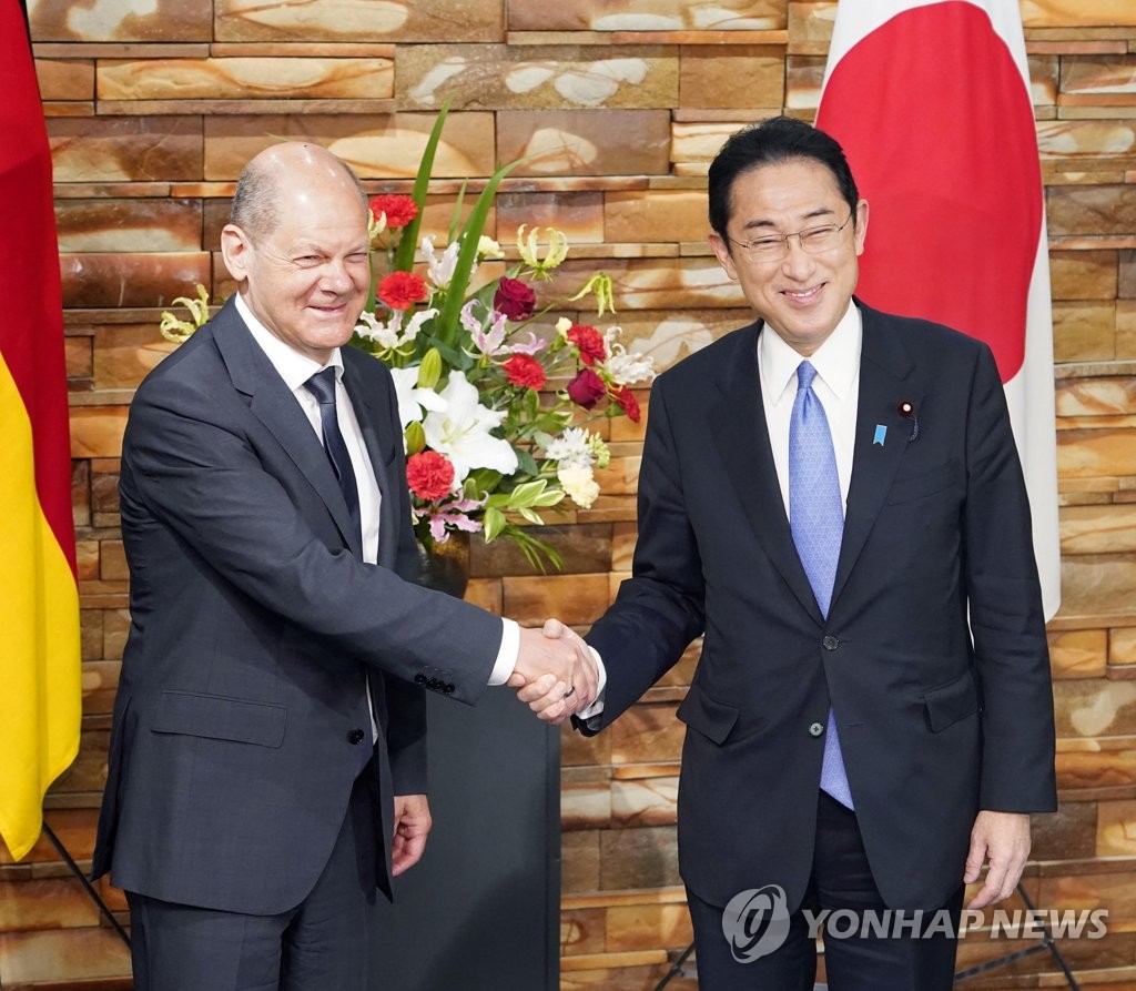 일본 방문한 숄츠 독일 총리와 악수하는 기시다 일본 총리