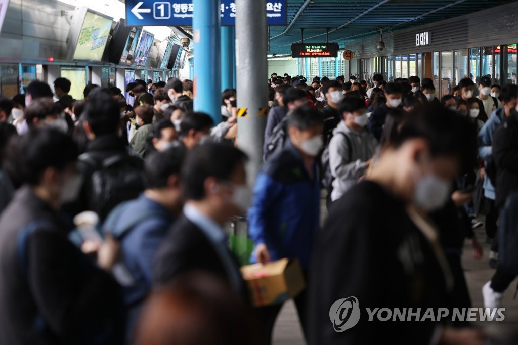 마스크 쓰고 마지막 출근길…5월2일부터 '실외 마스크 해제'