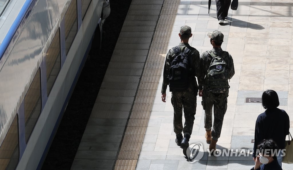 This file photo taken April 29, 2022, shows service members walking by a train at Seoul Station in central Seoul. (Yonhap)