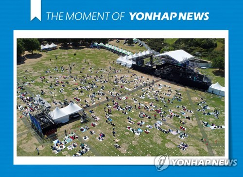 [모멘트] '야외에서 음악축제 즐겨요'