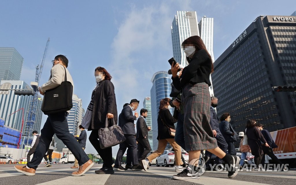 This file photo, taken May 2, 2022, shows people heading to their offices in the financial district of Yeouido, western Seoul. (Yonhap)
