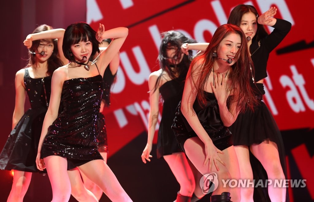 Le nouveau groupe de K-pop et le premier girls band de Hybe, Le Sserafim, se produit lors d'un événement marquant ses débuts au gymnase de Jangchung, dans le centre de Séoul, le lundi 2 mai 2022. 