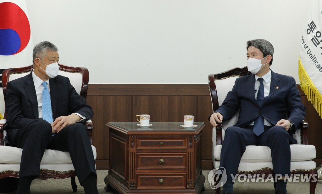 Liu Xiaoming, China's special representative on Korean Peninsula affairs, (L) pays a courtesy call on Unification Minister Lee In-young at Lee's office in central Seoul on May 3, 2022, in this photo provided by the ministry. (PHOTO NOT FOR SALE) (Yonhap)