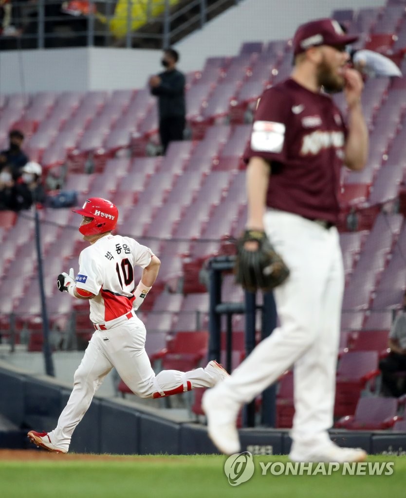In this file photo from May 3, 2022, Park Dong-won of the Kia Tigers (L) rounds the bases after hitting a solo home run against Eric Jokisch of the Kiwoom Heroes during the bottom of the fourth inning of a Korea Baseball Organization regular season game at Gwangju-Kia Champions Field in Gwangju, 330 kilometers south of Seoul. (Yonhap)