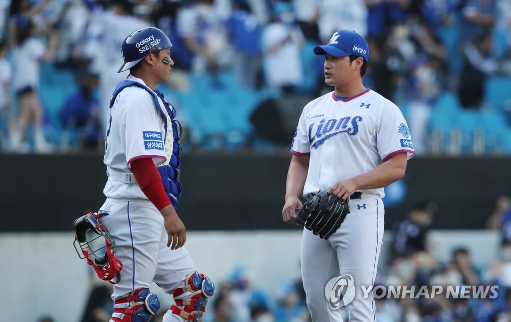 오승환과 대화하는 김태군