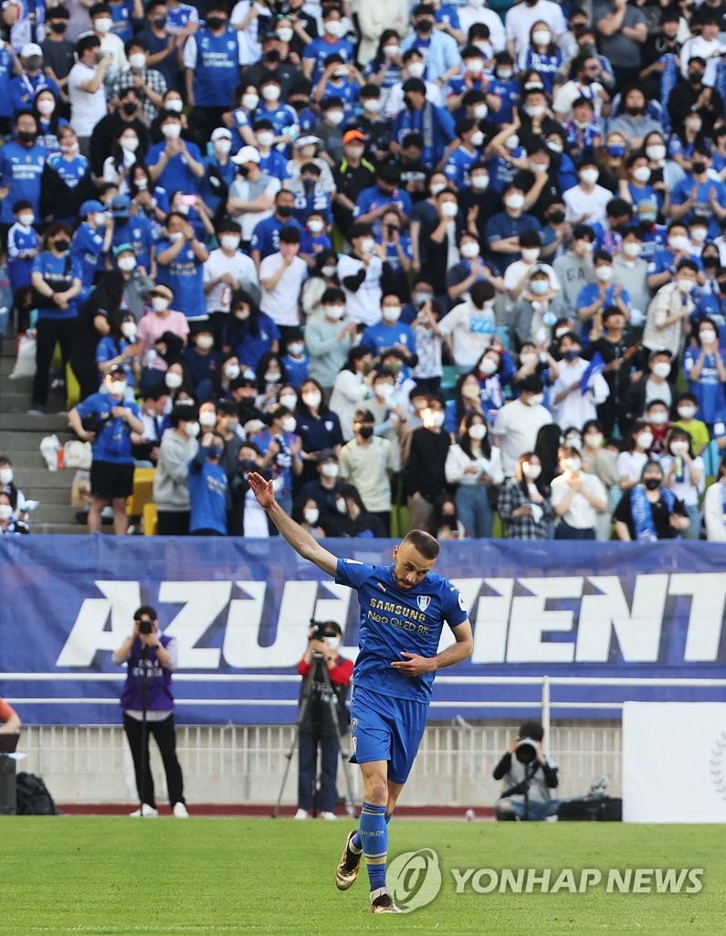 Elvis Saric of Suwon Samsung Bluewings celebrates his goal against Ulsan Hyundai FC during the teams' K League 1 match at Suwon World Cup Stadium in Suwon, some 45 kilometers south of Seoul, on May 5, 2022. (Yonhap)