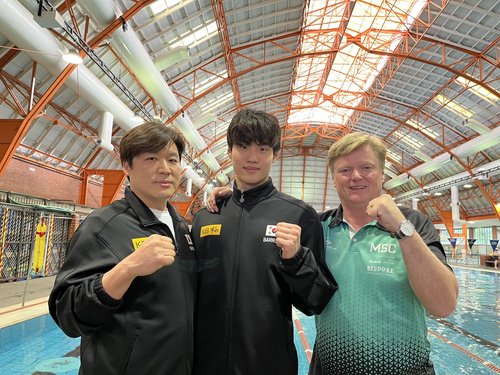 전동현 경영 대표팀 코치(왼쪽부터)와 황선우, 이안 포프 지도자