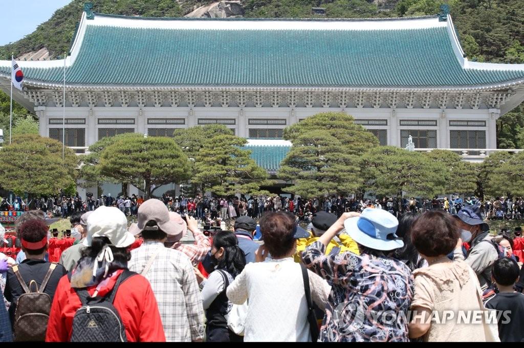 Visitors watch a performance in front of the main office building of former presidential compound Cheong Wa Dae in central Seoul on May 10, 2022. (Pool photo) (Yonhap) 