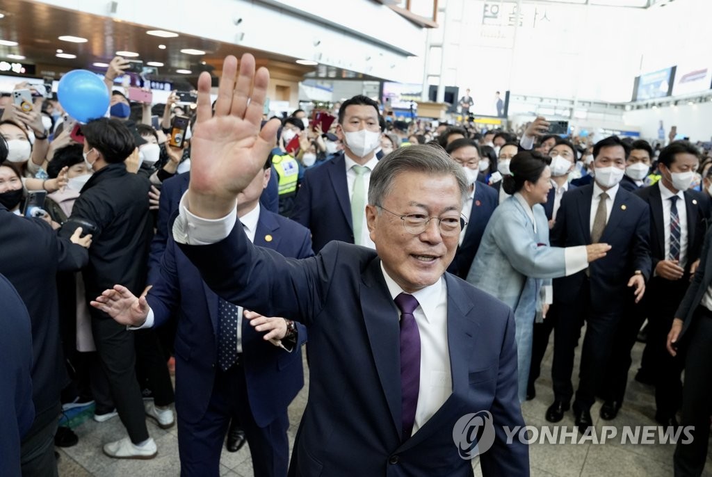 Former President Moon Jae-in waves before boarding a train to head to his retirement home on May 10, 2022, in this photo provided by Moon's side. (PHOTO NOT FOR SALE) (Yonhap)