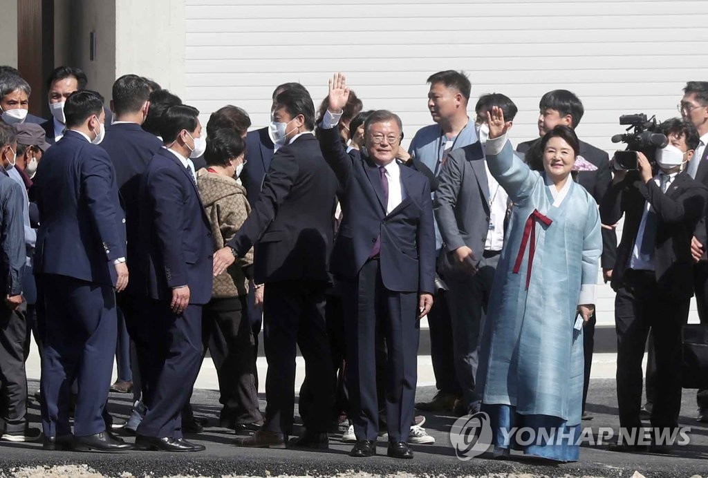 Former President Moon Jae-in, along with his wife Kim Jung-sook, waves toward his supporters upon arriving at his retirement home in Yangsan, 420 kilometers southeast of Seoul, on May 10, 2022. (Yonhap)