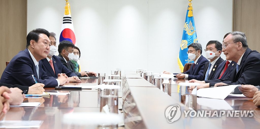 Le président Yoon Suk-yeol (2e en partant de la gauche) rencontre le vice-président chinois Wang Qishan (2e en partant de la droite) dans son bureau à Séoul, le 10 mai 2022. Wang a assisté à la cérémonie d'investiture de Yoon plus tôt dans la journée. (Yonhap)