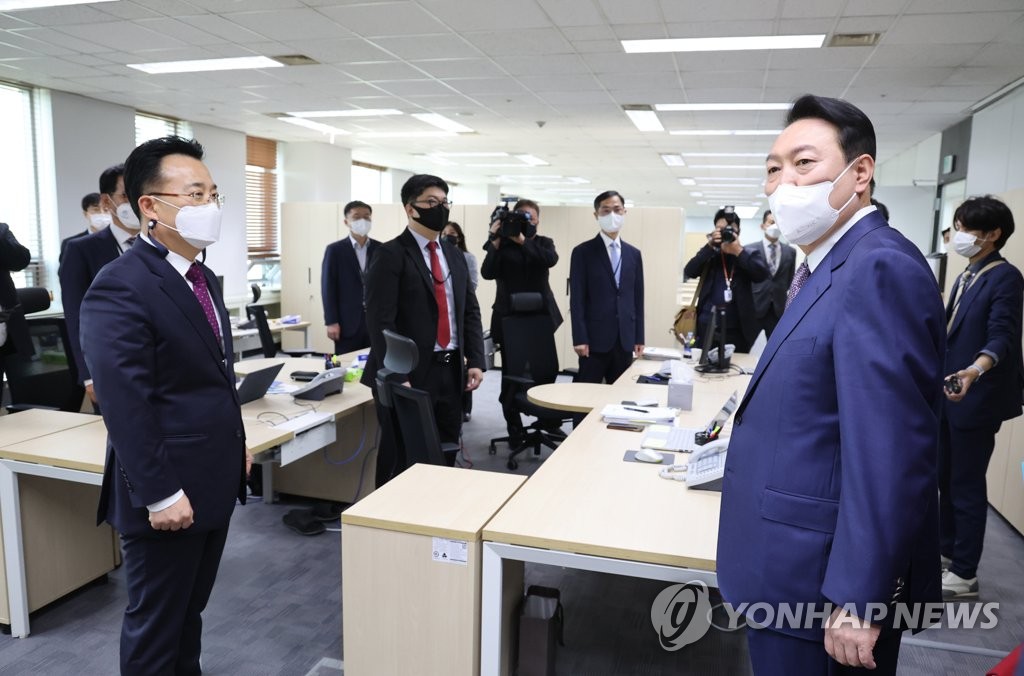 就任直後の今年５月１１日、大統領室庁舎を視察する尹大統領（右）＝（聯合ニュース）