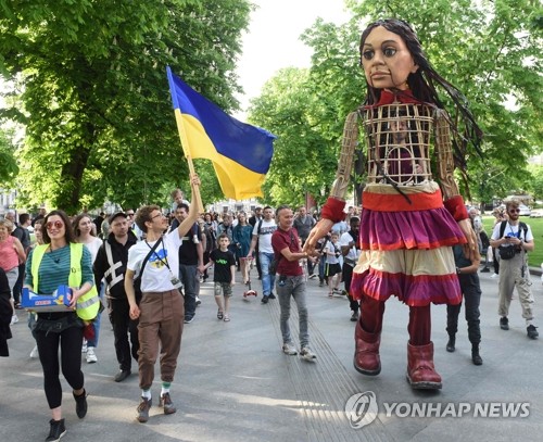 우크라이나에 등장한 난민 아동 상징 인형 '아말'