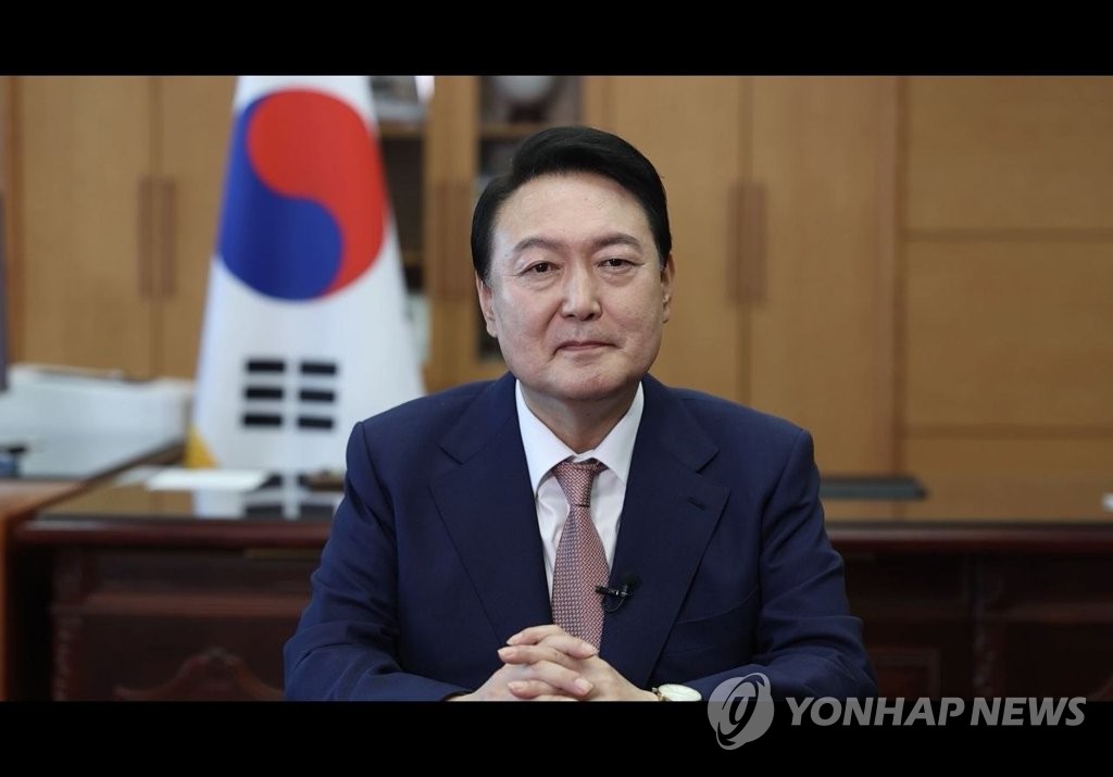 Sur cette capture d'écran publiée par son bureau, le président Yoon Suk-yeol participe à un sommet international en ligne depuis le bureau présidentiel à Séoul, le jeudi 12 mai 2022, sur les efforts visant à combattre la pandémie de nouveau coronavirus (Covid-19). (Revente et archivage interdits)