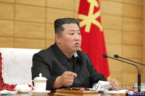 الزعيم الكوري الشمالي كيم جونغ-أون يعقد اجتماعا للمكتب السياسي وسط تفشي كوفيد-19